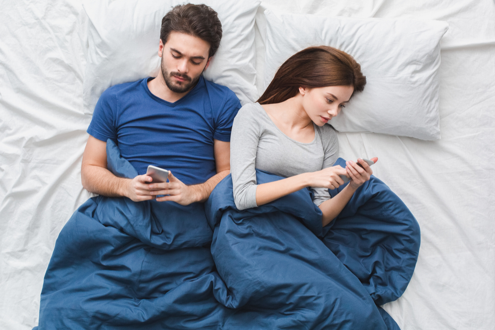Hati-hati, Ini 3 Kesan Negatif Telefon Bimbit Pada Kehidupan Seks Anda!