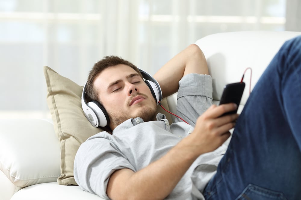 Uyurken Kulaklık Kullanmanın Neden Olduğu Kulak Enfeksiyonu Tehlikesine Dikkat!
