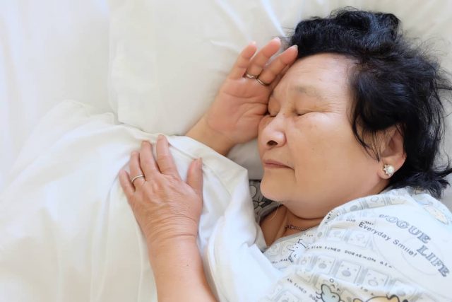 عندما يواجه كبار السن صعوبة في النوم جيدًا ، ساعدهم بهذه الطرق الست