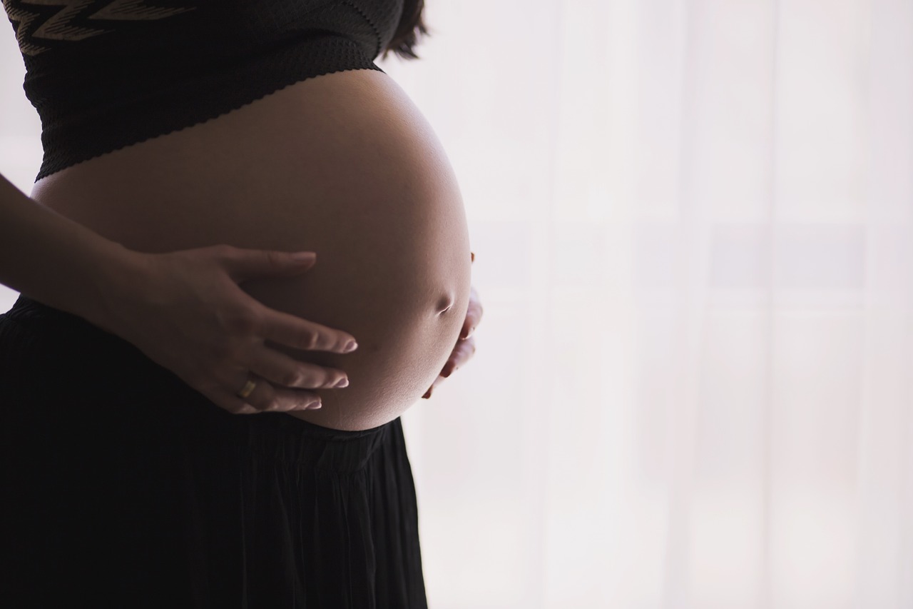 3 правила за безопасно гладуване по време на бременност от 3 -ти триместър