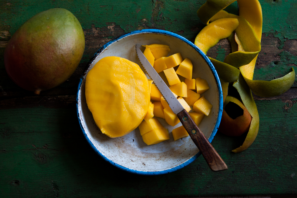 La pelle di mango risulta essere ricca di benefici, ma puoi mangiarla?