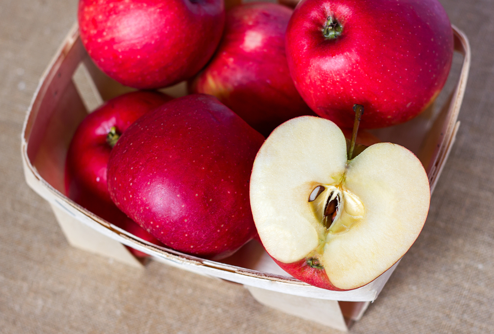 В семената на ябълката има съдържание на цианид, опасно ли е?