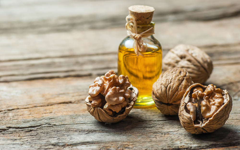 6 benefici per la salute dell'olio di noci