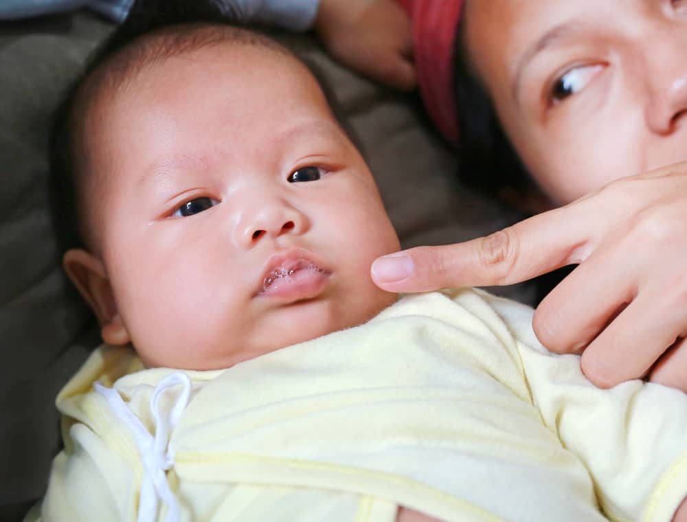 赤ちゃんはしばしば唾液を分泌します、これは正常ですか？