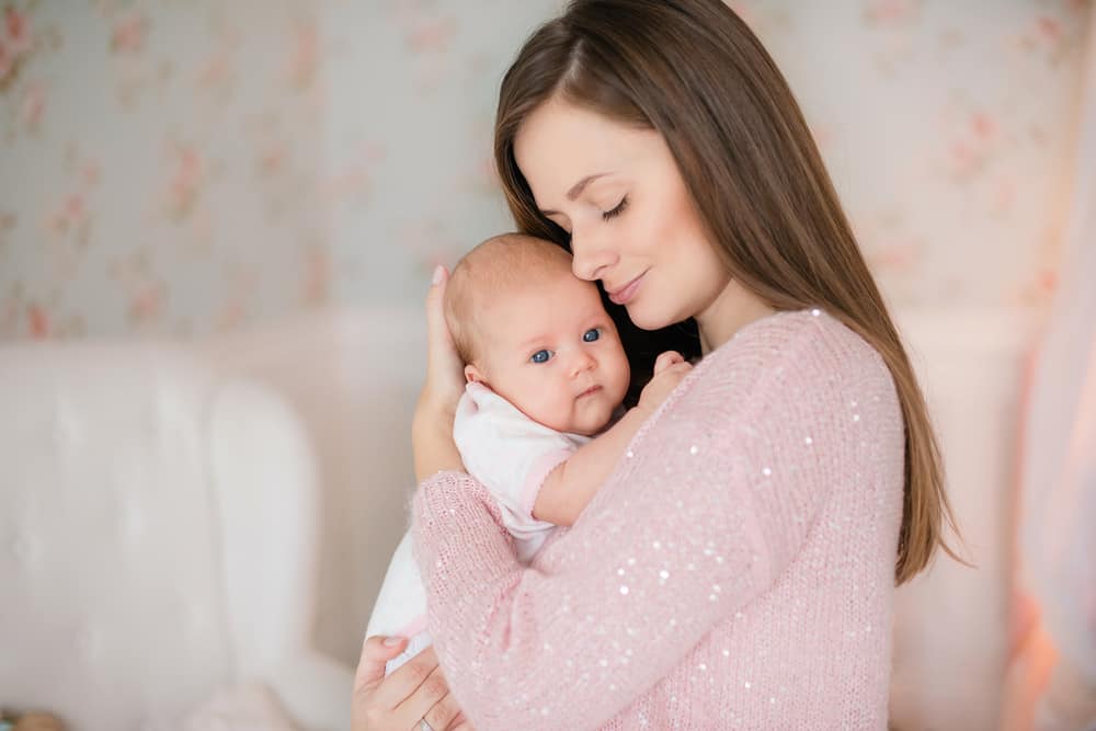 Правилният начин за носене на бебе, който родителите знаят за важен