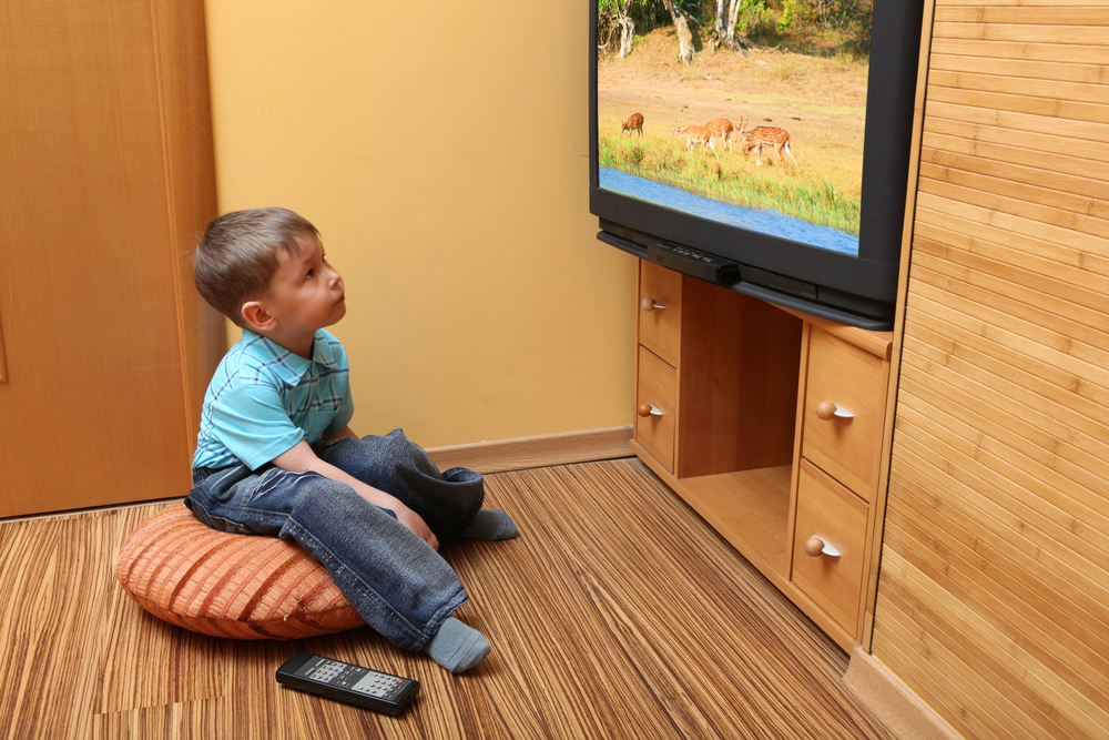 كم من الوقت يجب أن يقضيه الأطفال في مشاهدة التلفزيون؟