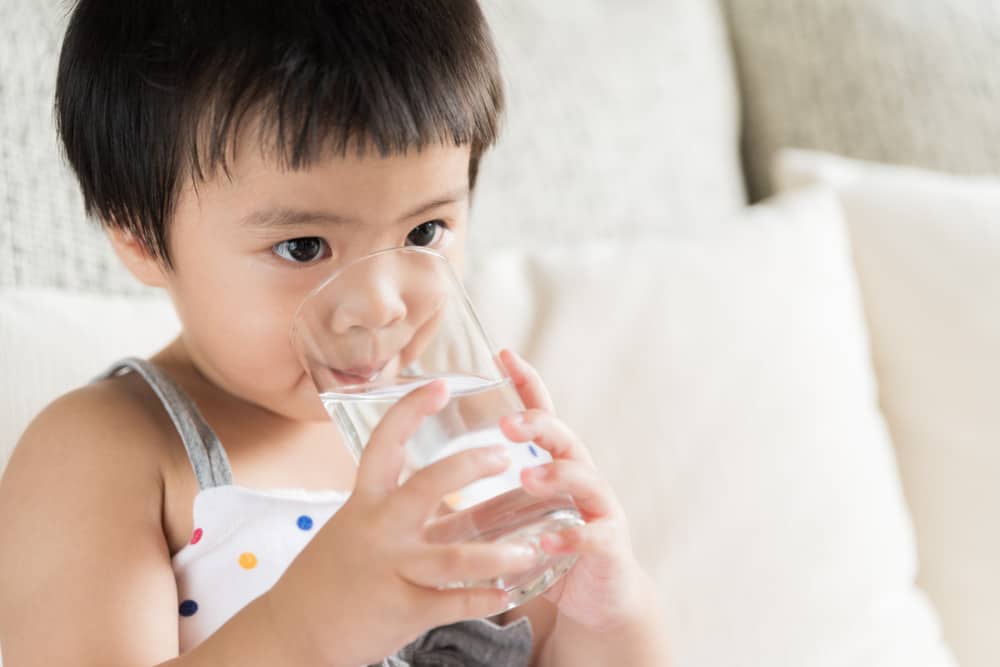 Колко течности се нуждаят от малки деца на възраст 2-5 години?