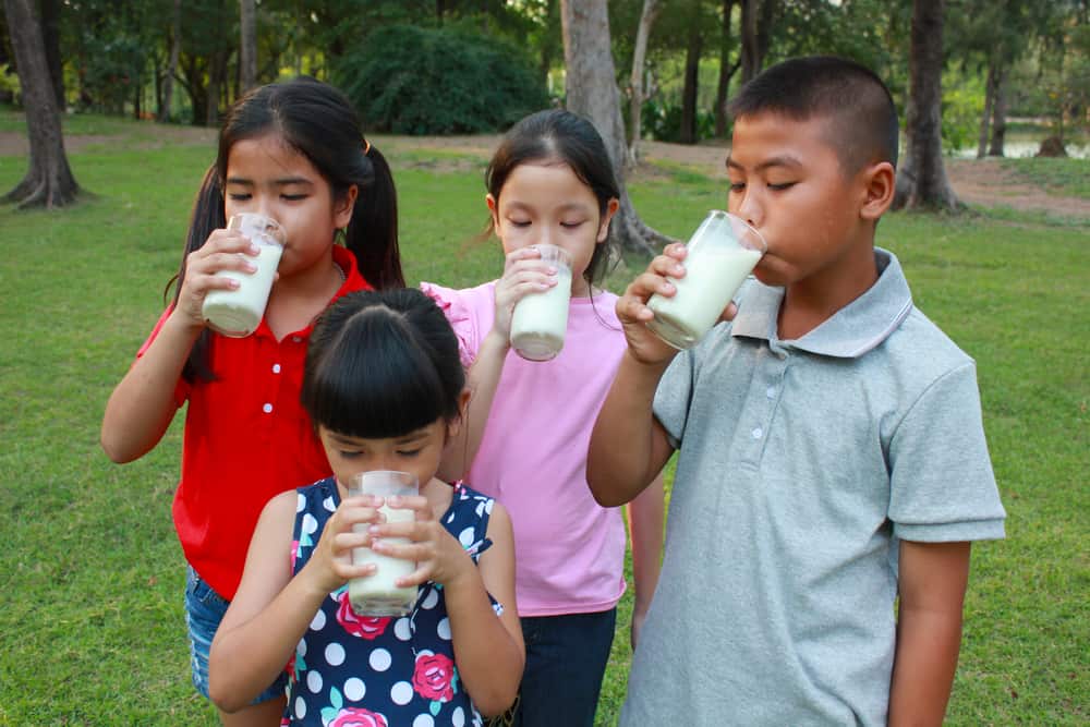 Adakah terdapat perbezaan dalam pertumbuhan dan perkembangan kanak-kanak yang meminum susu lembu dan soya?