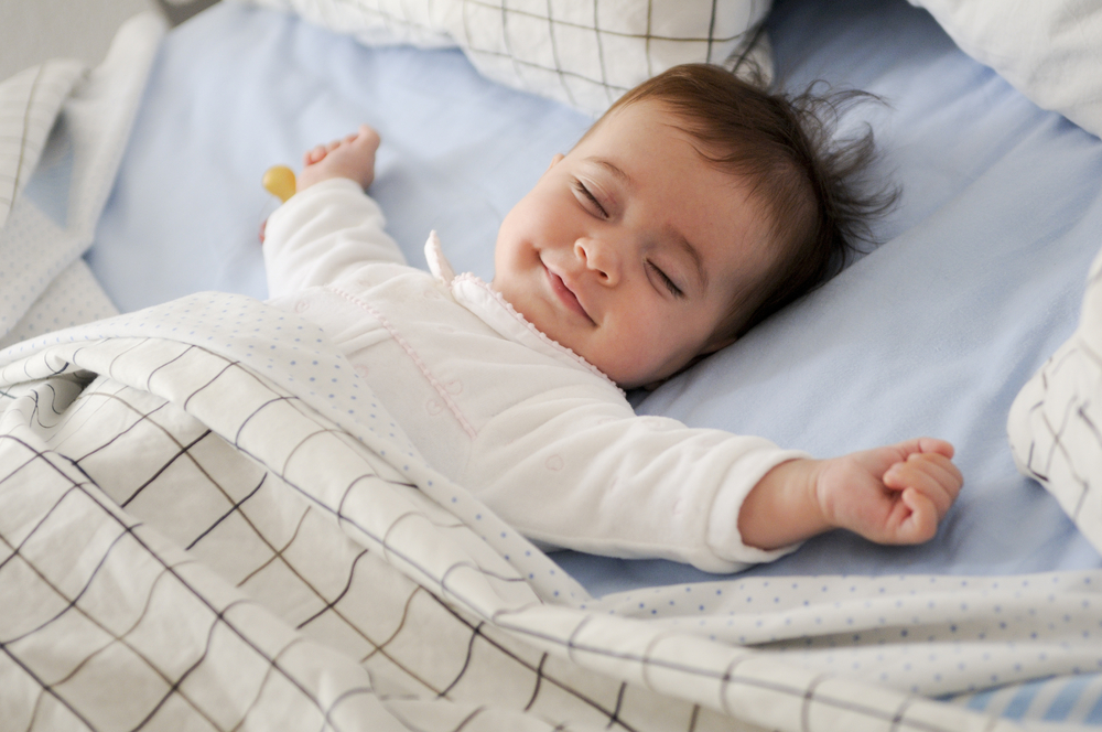 Ibu bapa Tidak Perlu Bimbang, Ini Penjelasan Ilmiah Mengapa Bayi Senyum Semasa Tidur