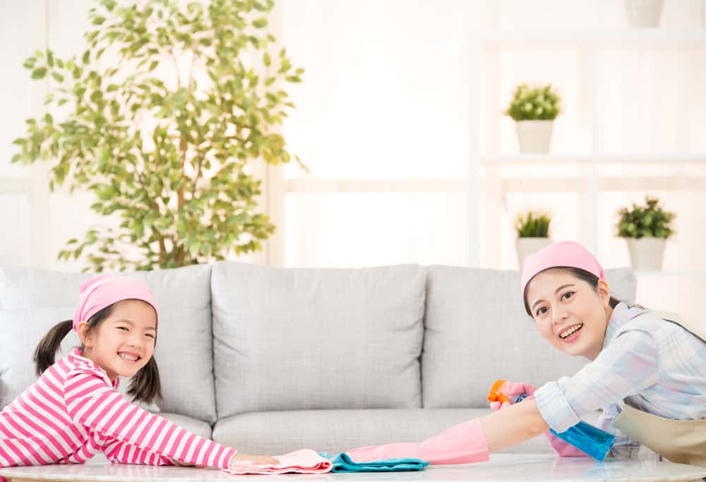 3 فوائد لتدريب الأطفال للمساعدة في تنظيف المنزل