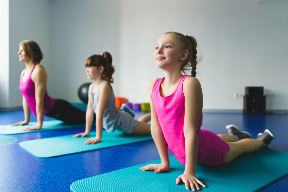 Bukan hanya untuk orang dewasa, inilah kelebihan dan tip yoga untuk kanak-kanak
