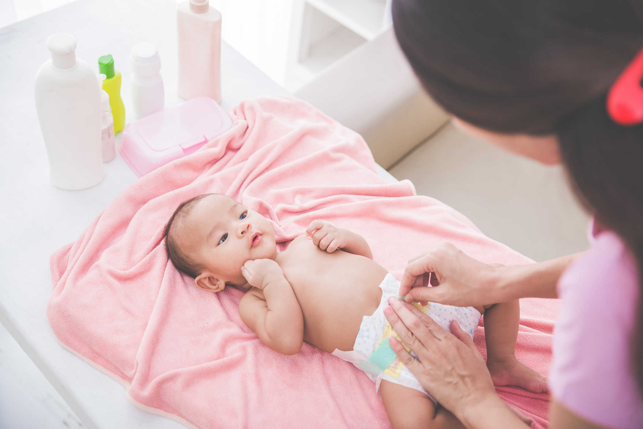 Как да почистите тялото на бебето от главата, пъпната връв, до интимните органи