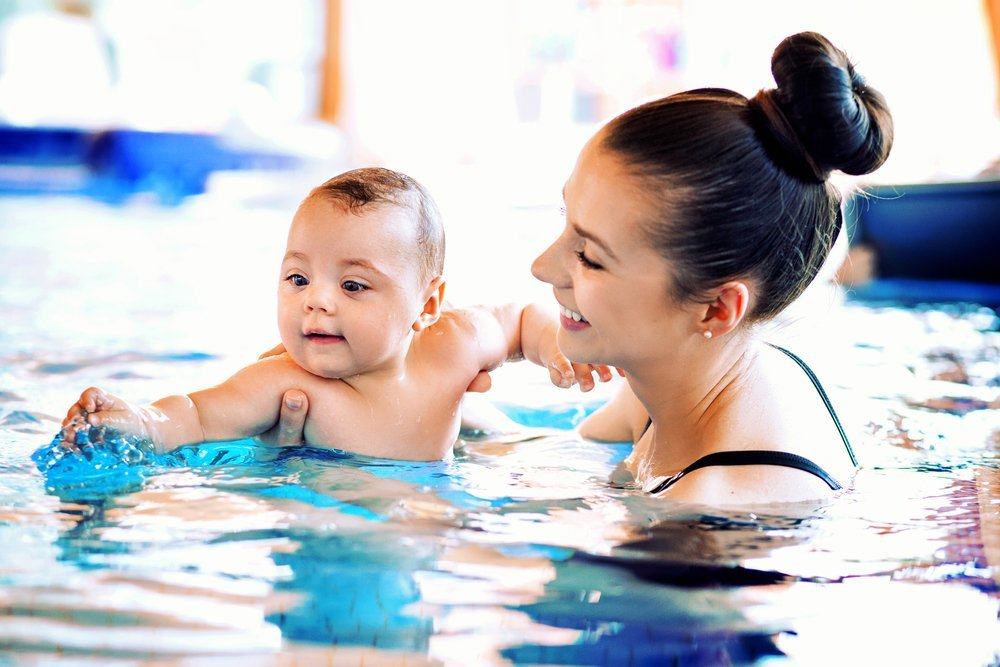 Panduan Selamat Membiasakan Bayi Berenang