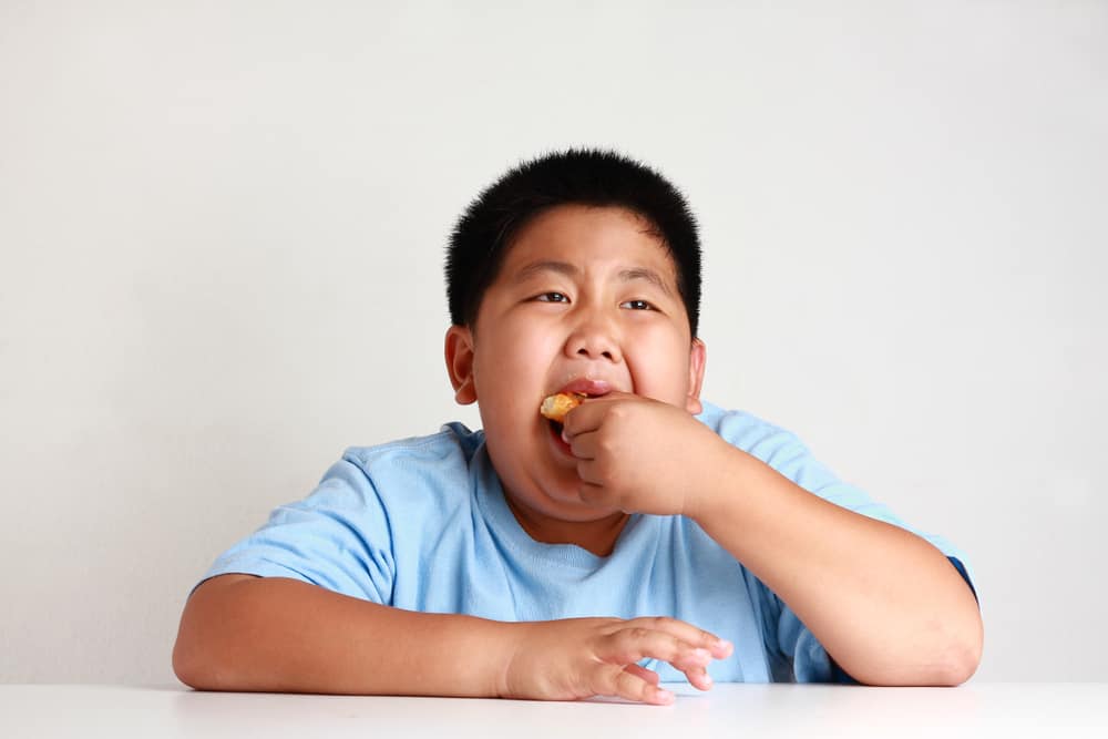 Berapa banyak kalori yang harus dipangkas supaya kanak-kanak gemuk dapat menurunkan berat badan?