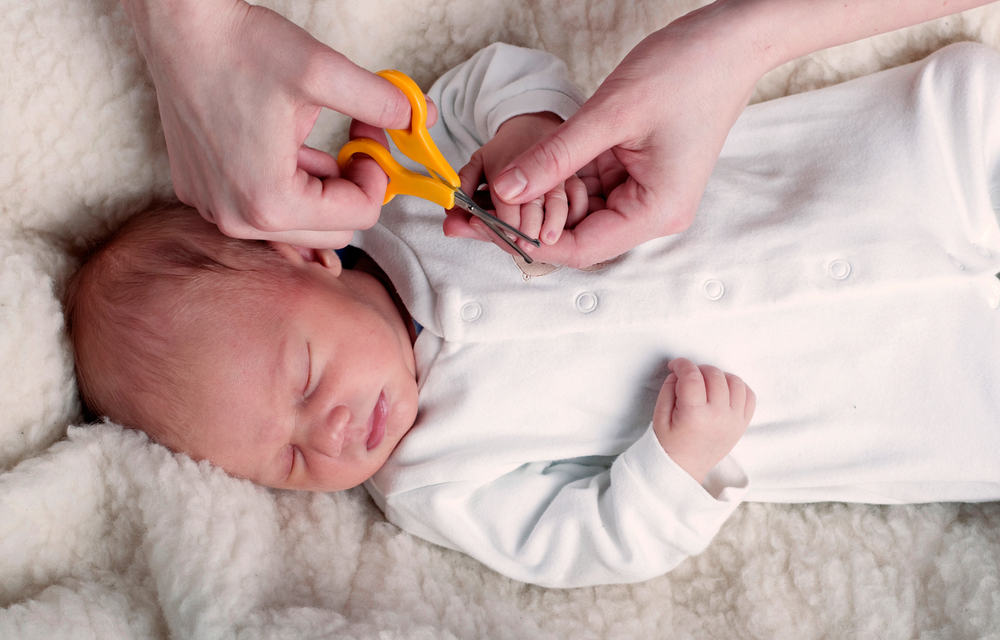 Cara Memotong Kuku Bayi Tanpa Mencederakan Anak Kecil Anda
