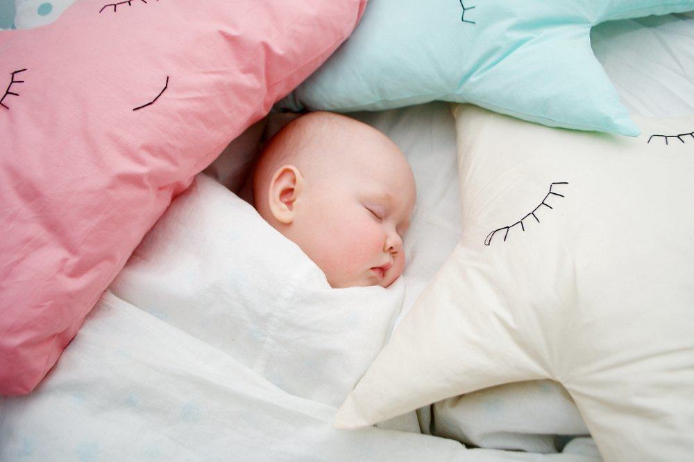 Ibu, ini bahaya menggunakan bantal bayi ketika si kecil tidur