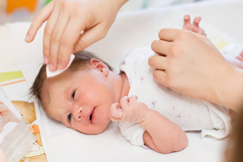Как правилно да се грижим за бебешката кожа, без да я дразним