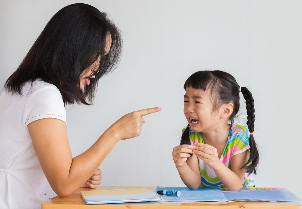 4 علامات تسمم الوالدين وتأثيرها على الأطفال