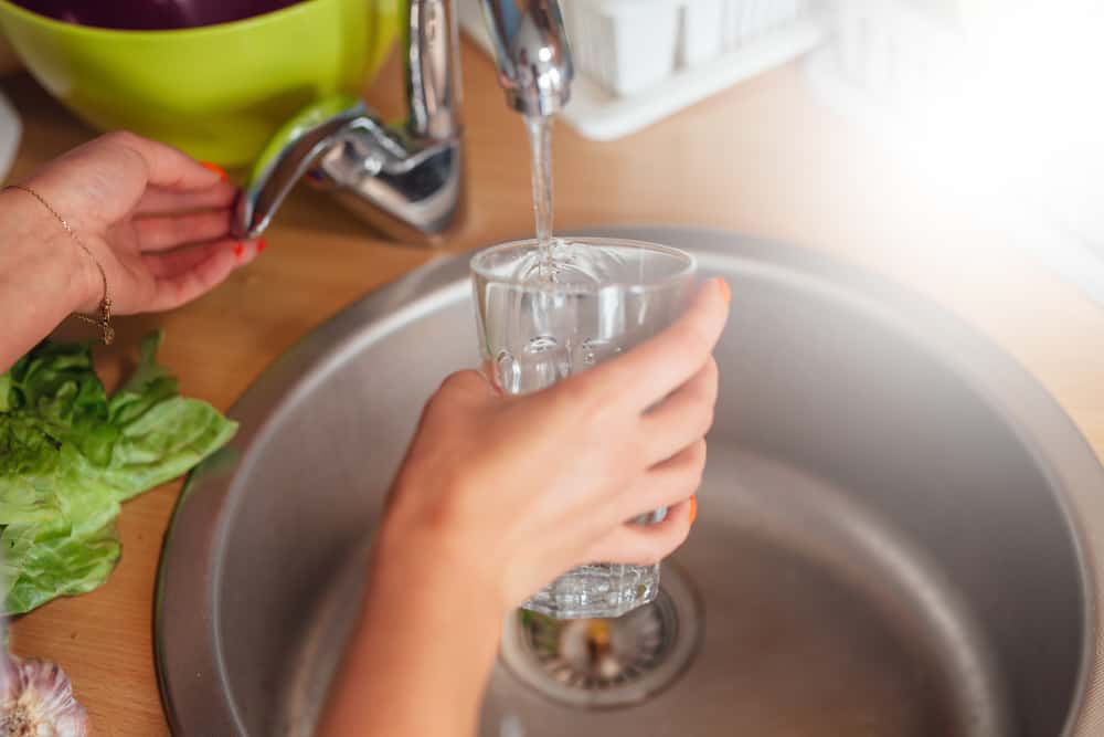 Какво се случва, ако пия сурова вода?