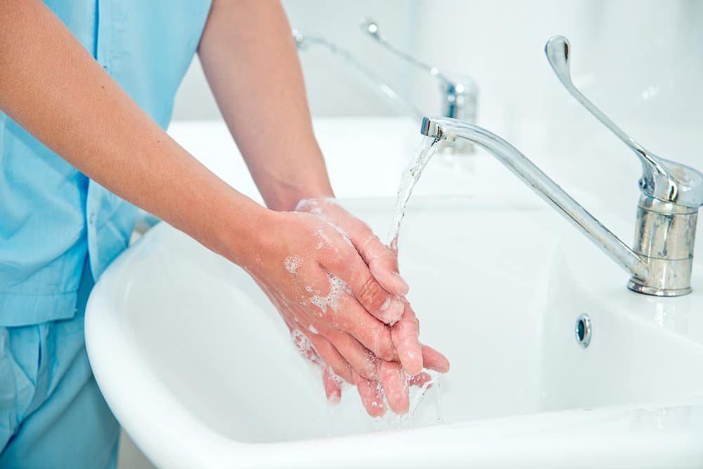 消毒石鹸と水で手を洗うことは、細菌を殺すのにより効果的です