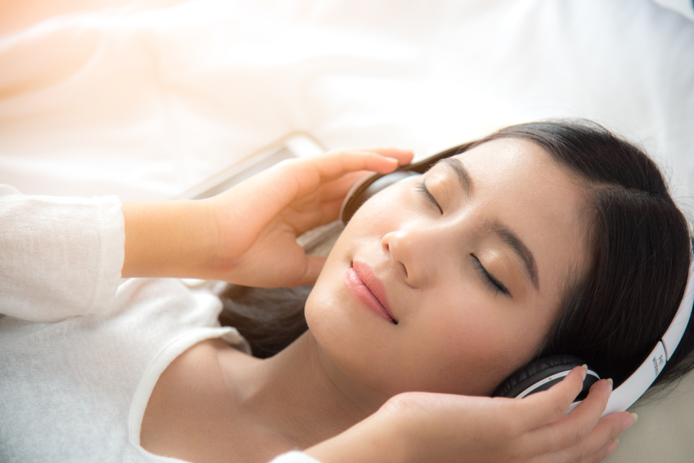 هل يمكن أن يساعد الاستماع إلى الموسيقى أثناء النوم في التغلب على الأرق؟