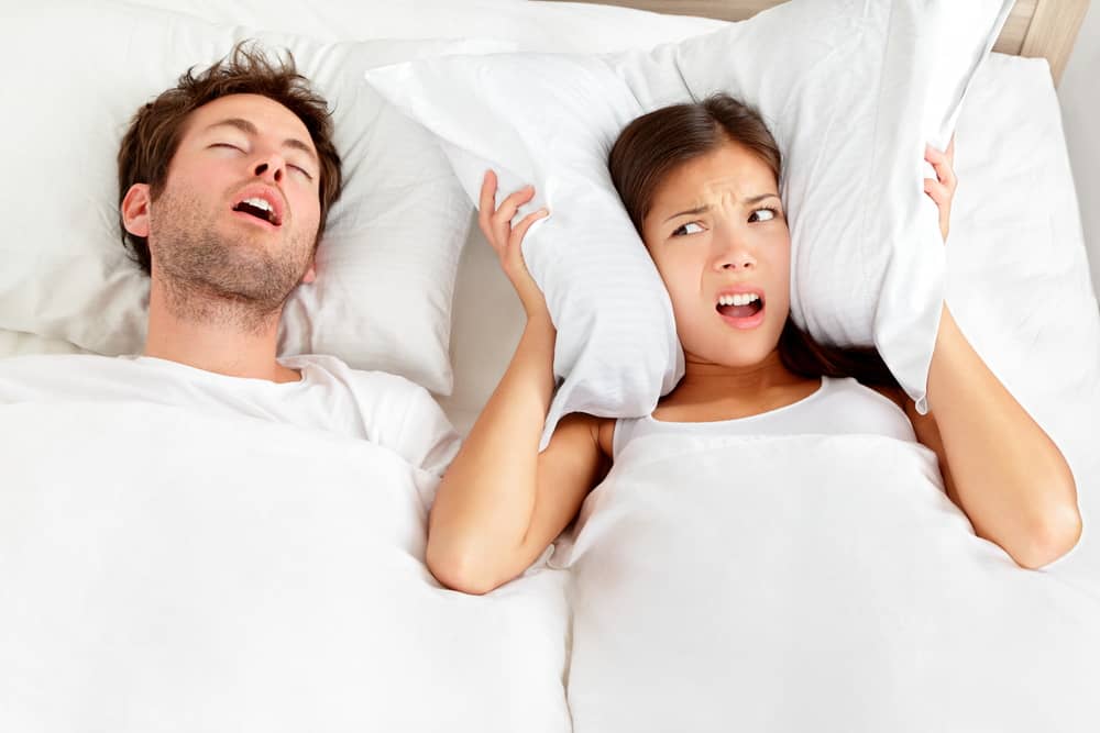 パートナーがいびきをかくことで眠っていても、ぐっすり眠れるようにするための8つのヒント