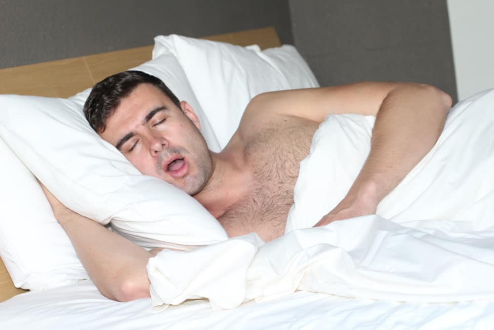 Защо някои хора се лигавят, когато спят през нощта?